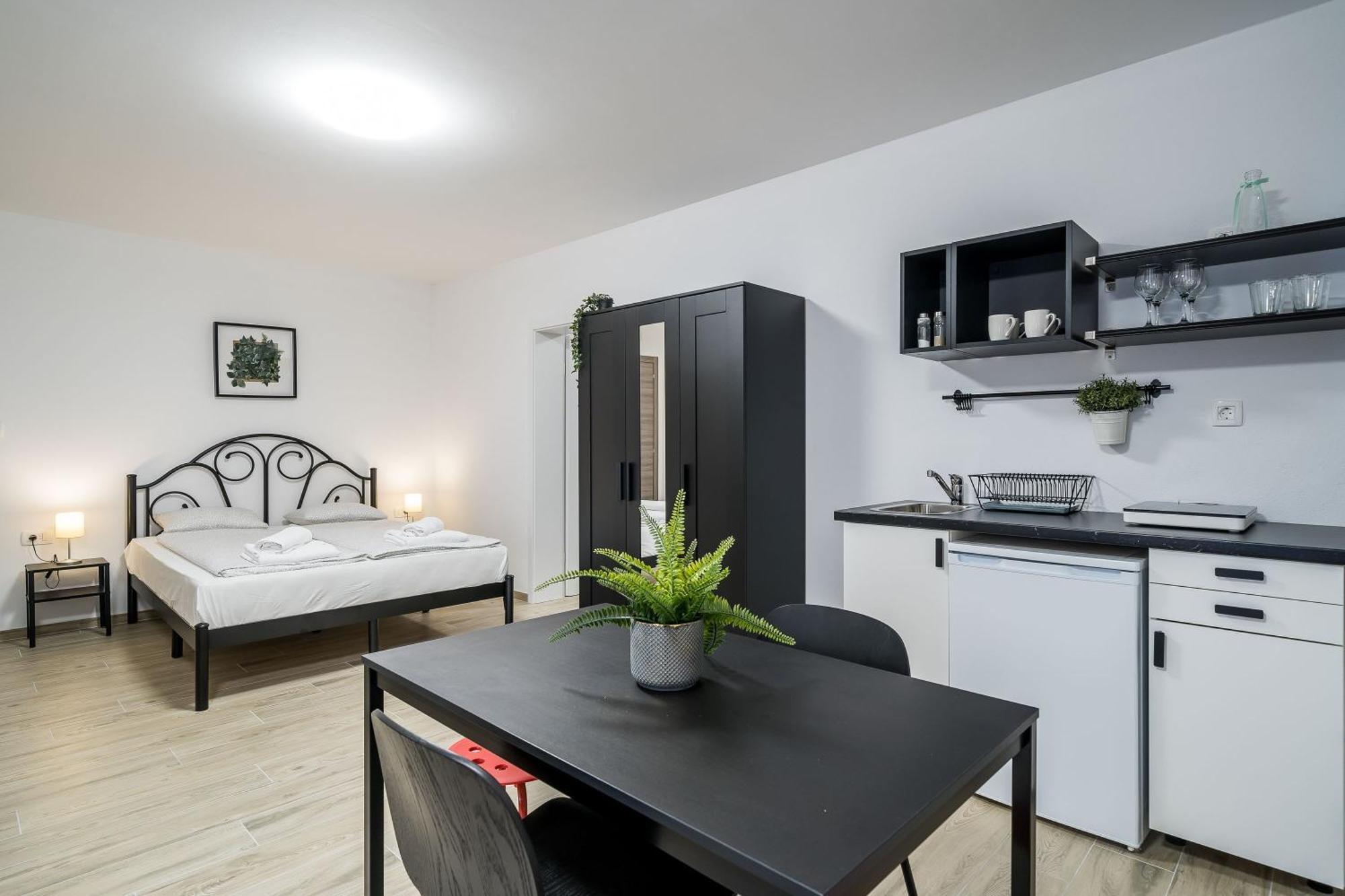 & Pool Schwarz Guest house