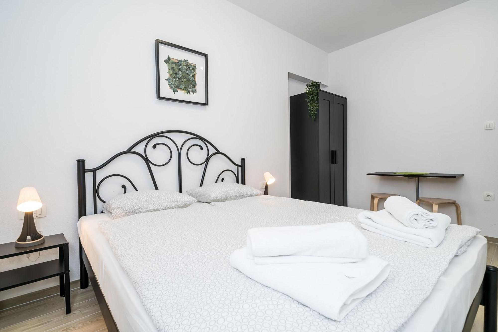 & Pool Schwarz Guest house